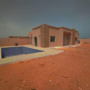 Maison plain pieds 05 pièces avec piscine, titre bleu et grand terrain
