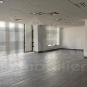 Bureau de 223 m² aux Berges du Lac 2