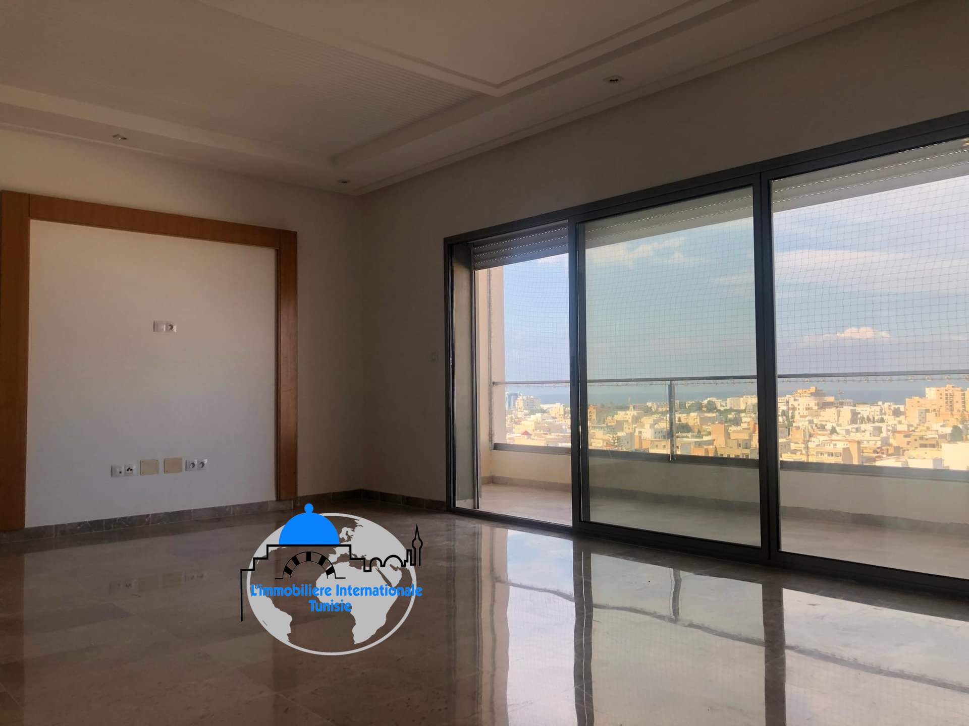 Lumineux appartement S+4 sans meubles de 165 m² situé à Khezama