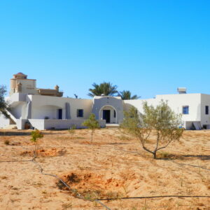 Belle villa en pierre avec un grand terrain jardin et garage à Djerba