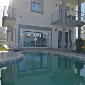 Superbe villa avec piscine à Tézdaine