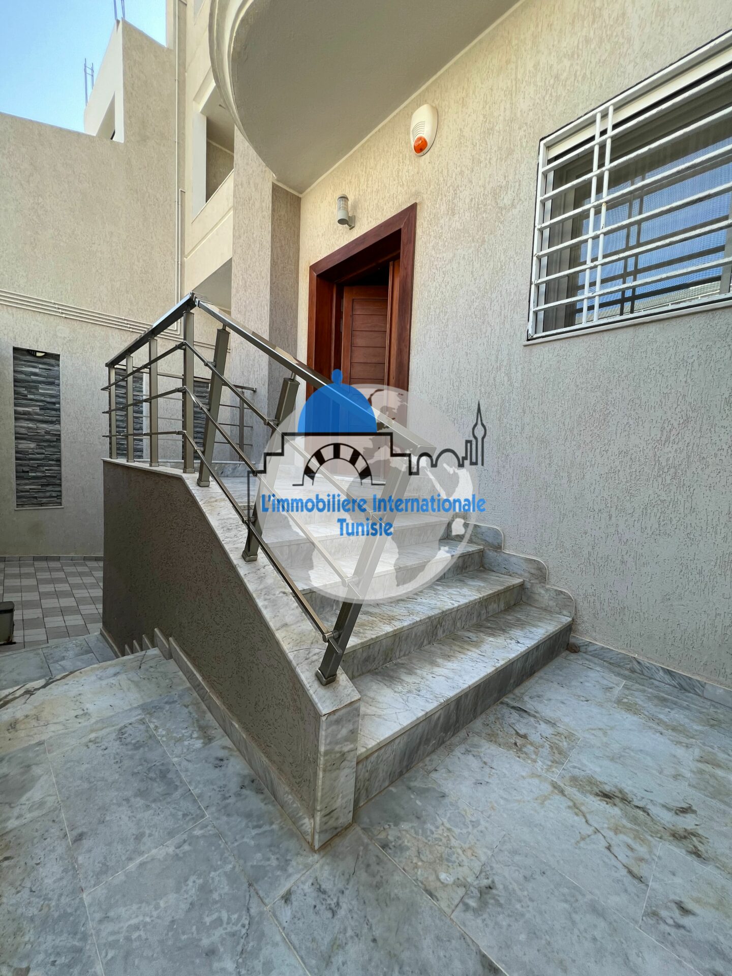 Luxury Building in Sahloul 4: A 670 m² Oasis