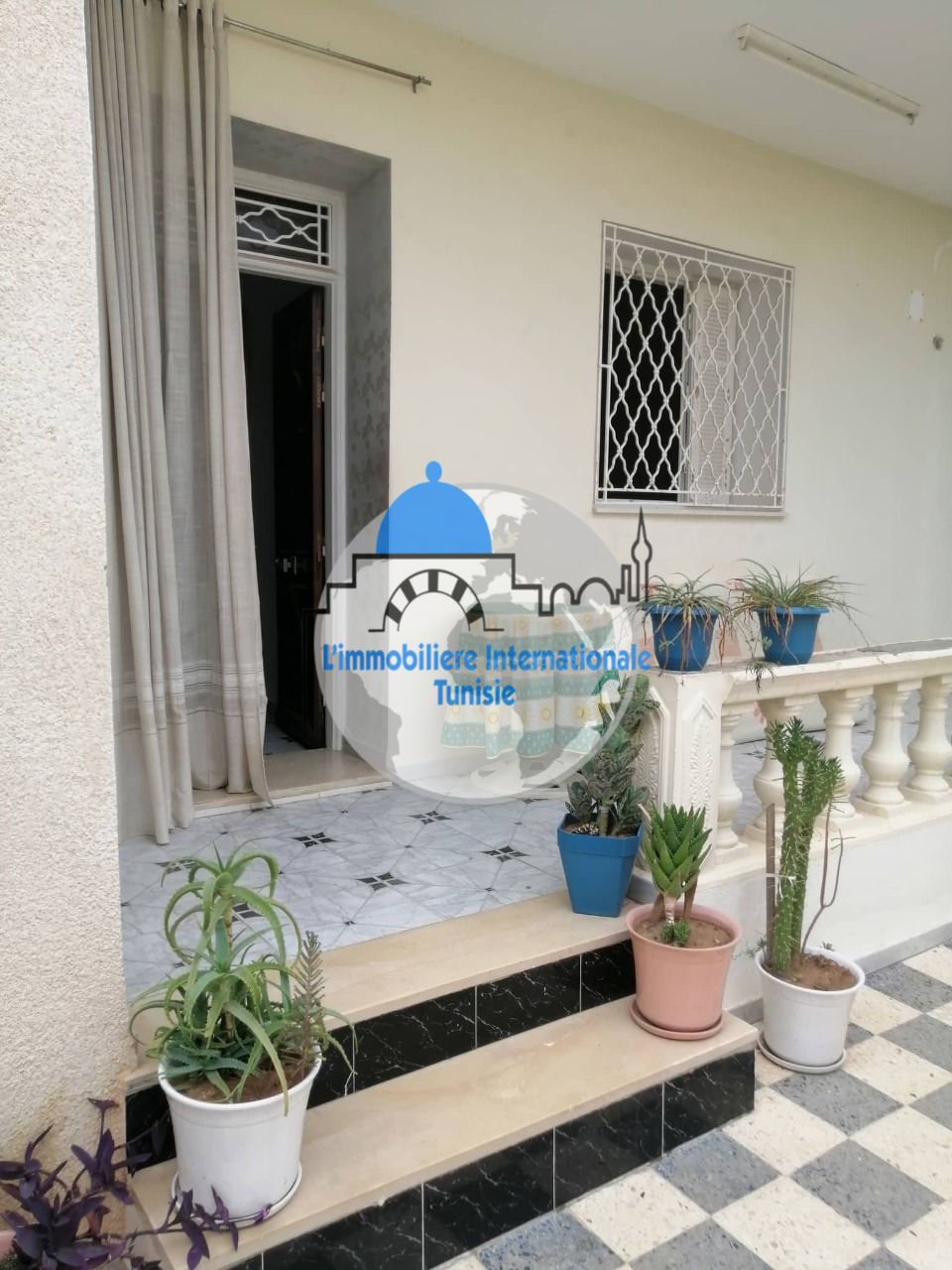 Villa dans un lot de coin de 358m² terrain et 240 m² Couvert, jumelée d'un seul coté à hammam Sousse