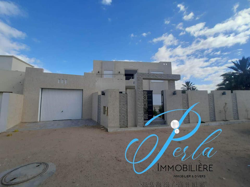 **Stunning S+4 Villa in Houmt Souk: Your New Haven of Peace in Djerba**
