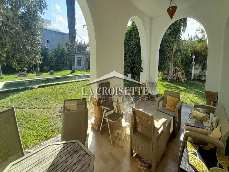 Villa S+5 avec piscine à la Soukra
