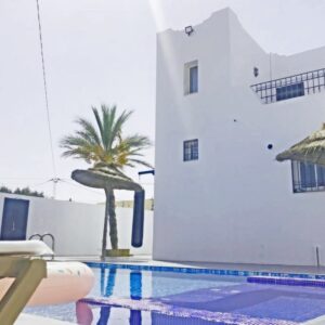 Magnifique villa S+3 avec piscine situé à route du phare Midoune Djerba