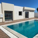Photo-21 : Villa moderne, ensoleillée avec piscine et grand Terrain
