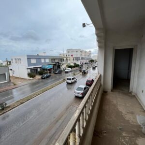 Deux étages situé à la route principale Hammamet Nord