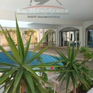 Belle villa avec piscine située début de corniche