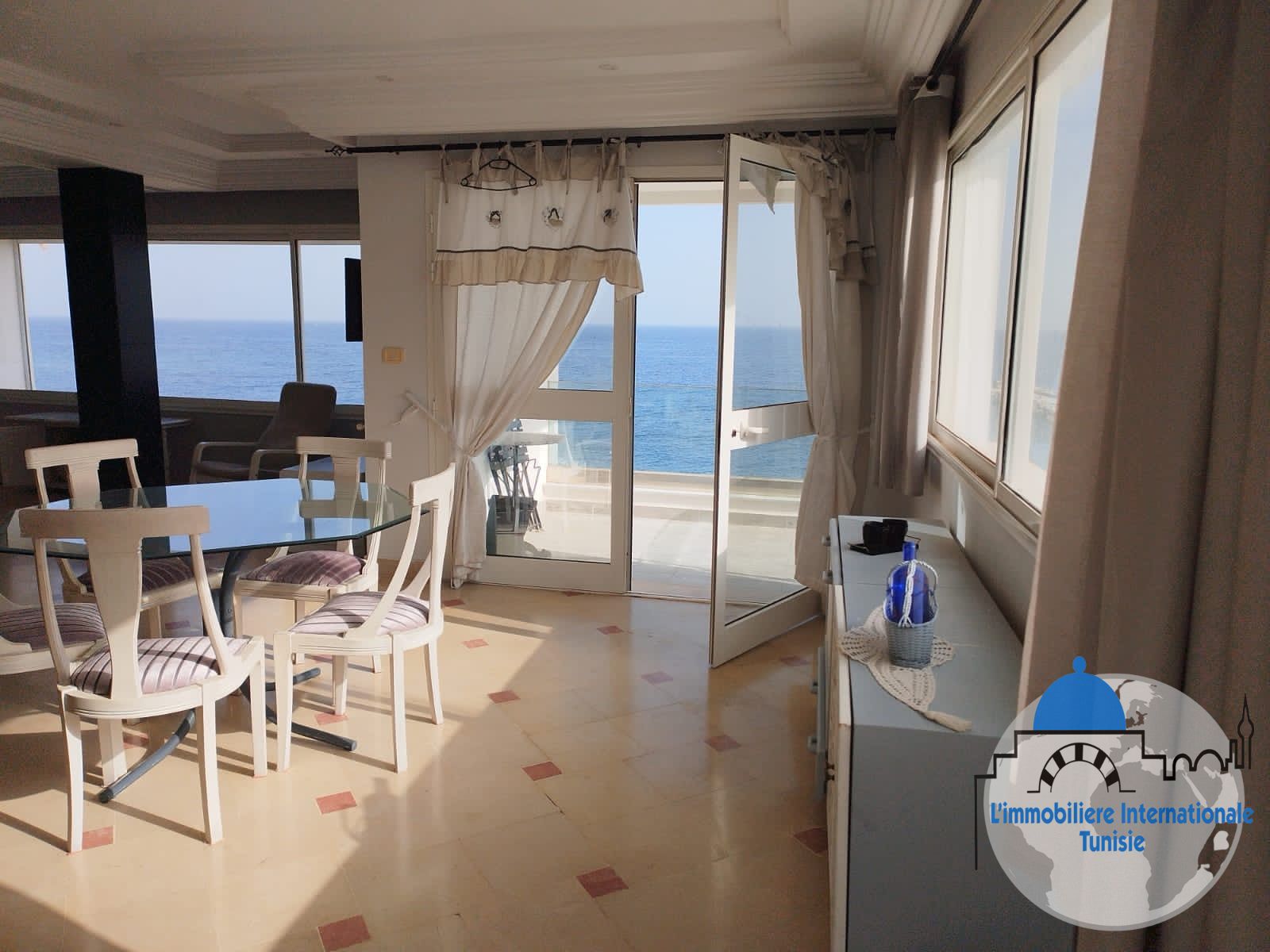 Bel appartement S+1 richement meublé et bien équipé à Kanatoui