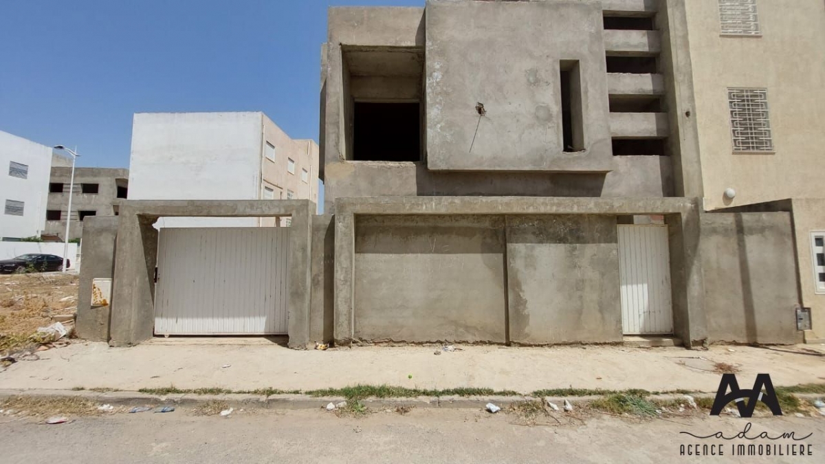 Villa inachvée S+4 de 245m² à Cité El Wafa