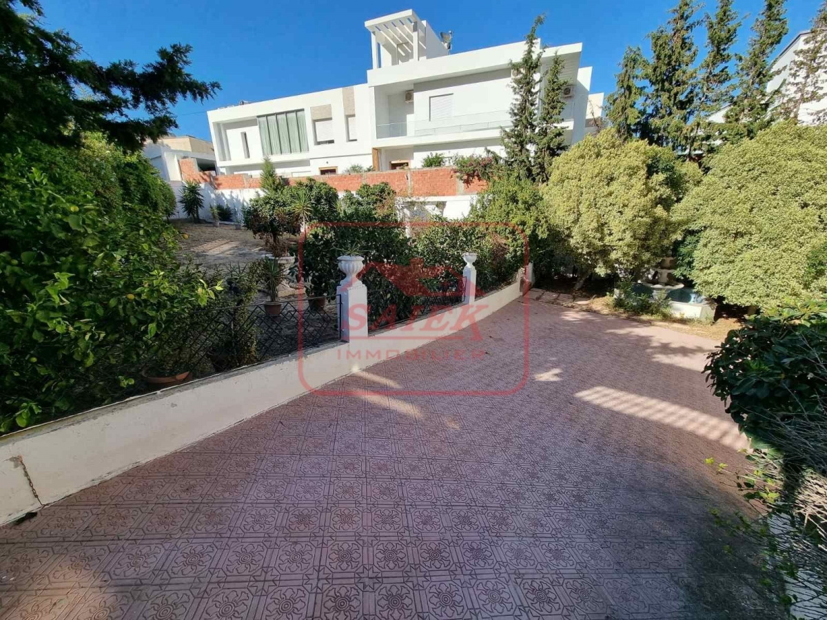 Villa à La Route Panoramique Corniche