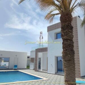 GRANDE VILLA AVEC PISCINE SPACIEUSE ET LUMINEUSE DJERBA