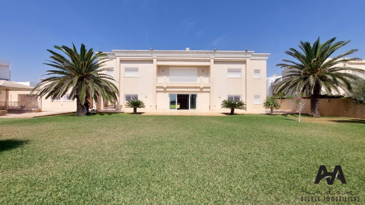 Villa de Maitre de 1660m² pied dans l'eau à Jinen Beni khiar