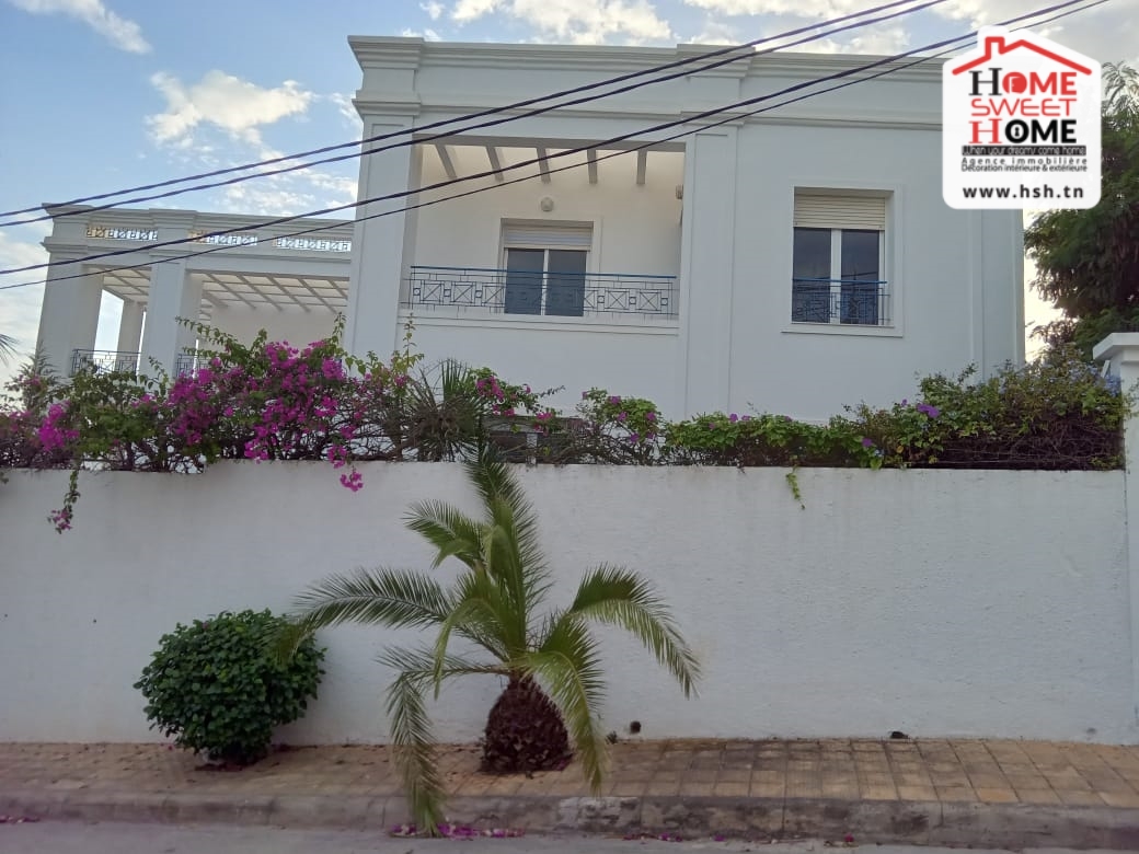 Luxury Villa Kobros in Gammarth Supérieur: Idyllic Setting for Unparalleled Comfort
