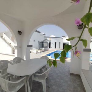 VILLA AVEC PISCINE NEUVE ET LUMINEUSE MIDOUN DJERBA