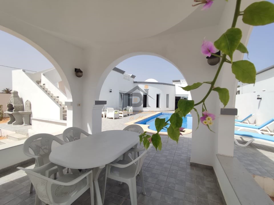 VILLA AVEC PISCINE NEUVE ET LUMINEUSE MIDOUN DJERBA