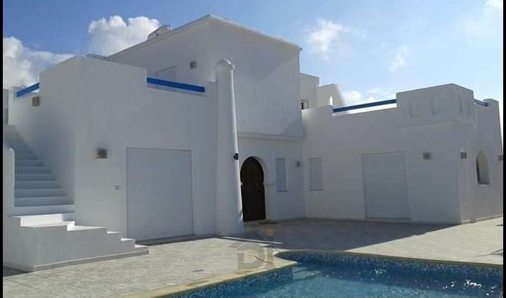 MAGNIFIQUE VILLA AVEC PISCINE ZONE URBAINE