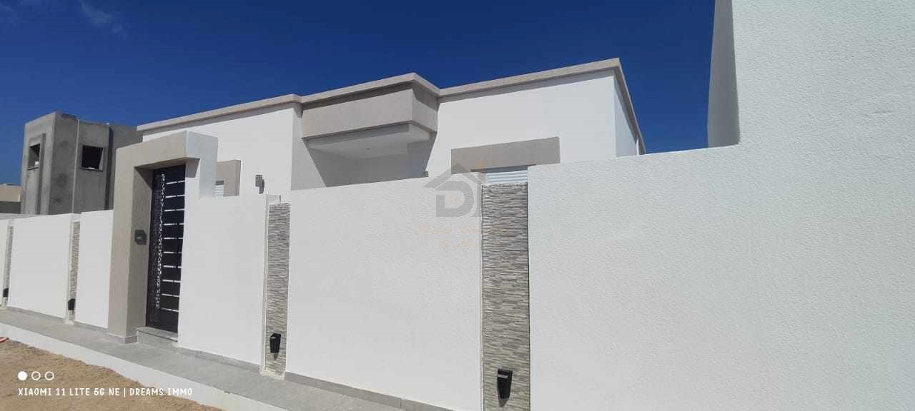 Belle villa centre Houmet souk tout neuve proche de l'école internationale VICTOR HUGO