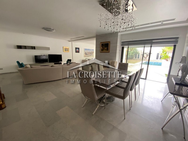 Villa S+3 avec piscine à la Soukra