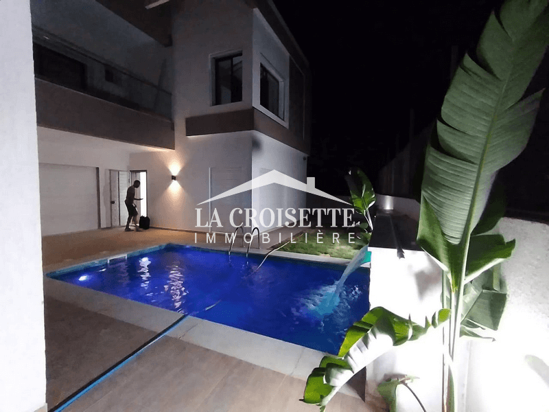 Villa S+6 avec piscine à la Soukra