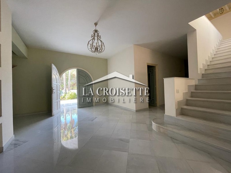 Villa S+7 avec piscine à la Soukra