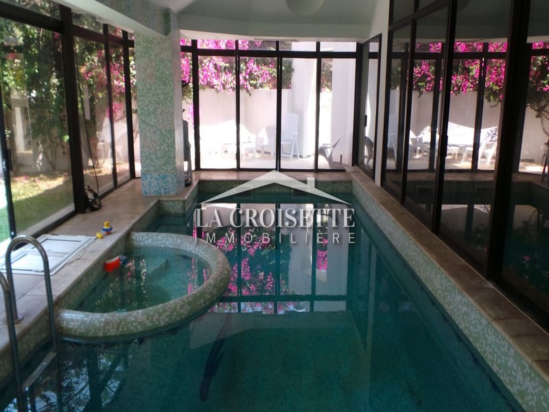 Villa S+4 avec piscine couverte à la Marsa