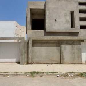Villa inachvée S+4 avec jardin à Cité El Wafa