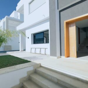 Villa en Triplex S+4 avec jardin et piscine à Hammamet Nord