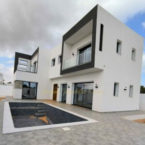 GRANDE VILLA AVEC PISCINE SPACIEUSE ET LUMINEUSE DJERBA