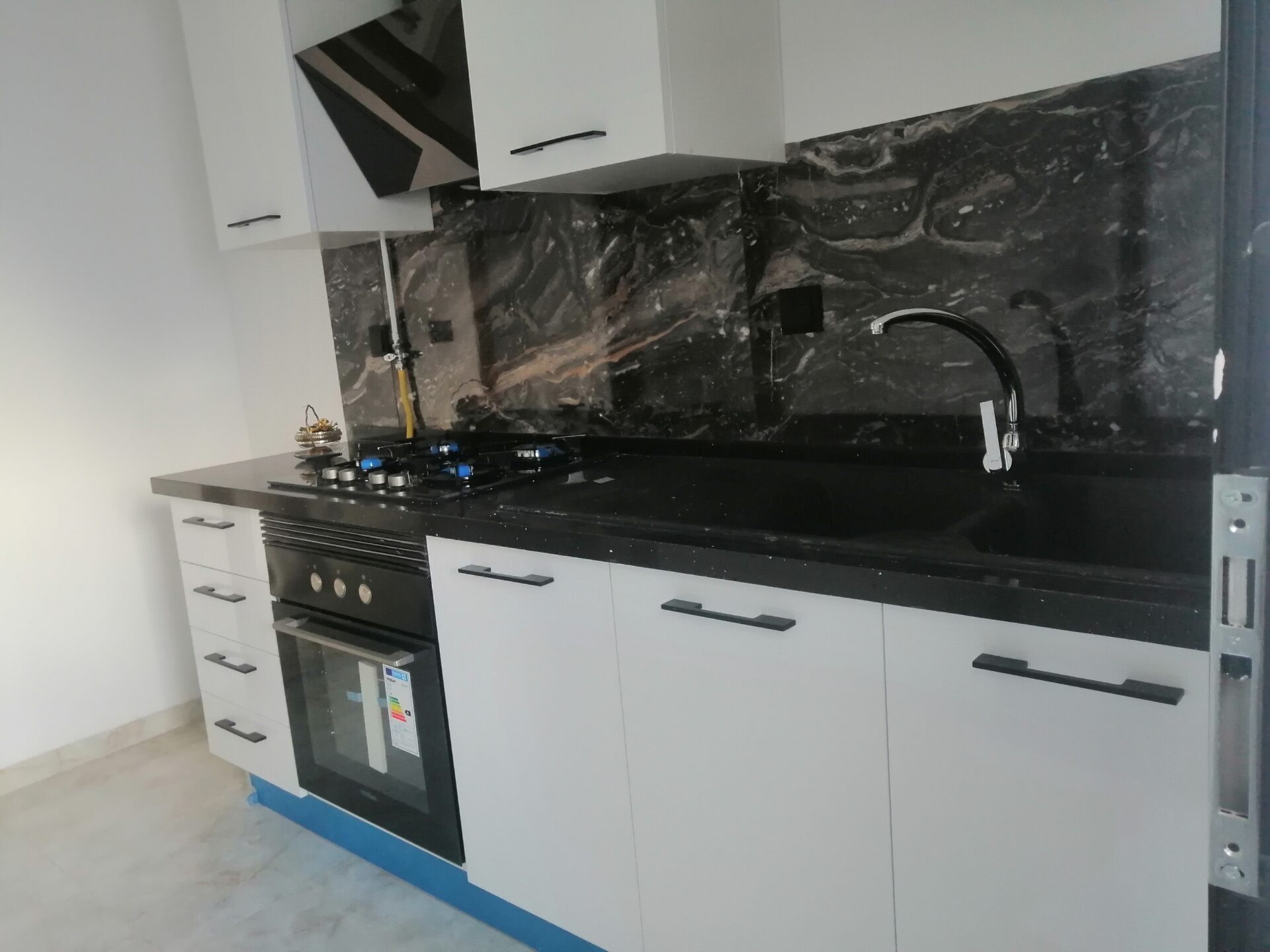 Appartement S plus deux récemment construit avec parking