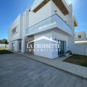 Triplex S+4 avec Piscine à La Soukra