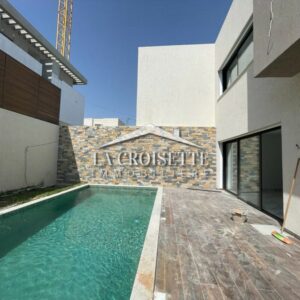 Villa S+4 avec Piscine à La Soukra