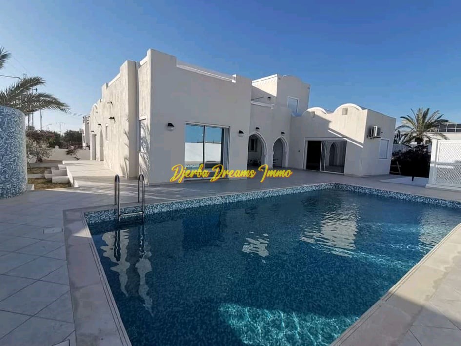 GRANDE VILLA AVEC PISCINE SPACIEUSE ET LUMINEUSE PROCHE DE LA PLAGE DJERBA