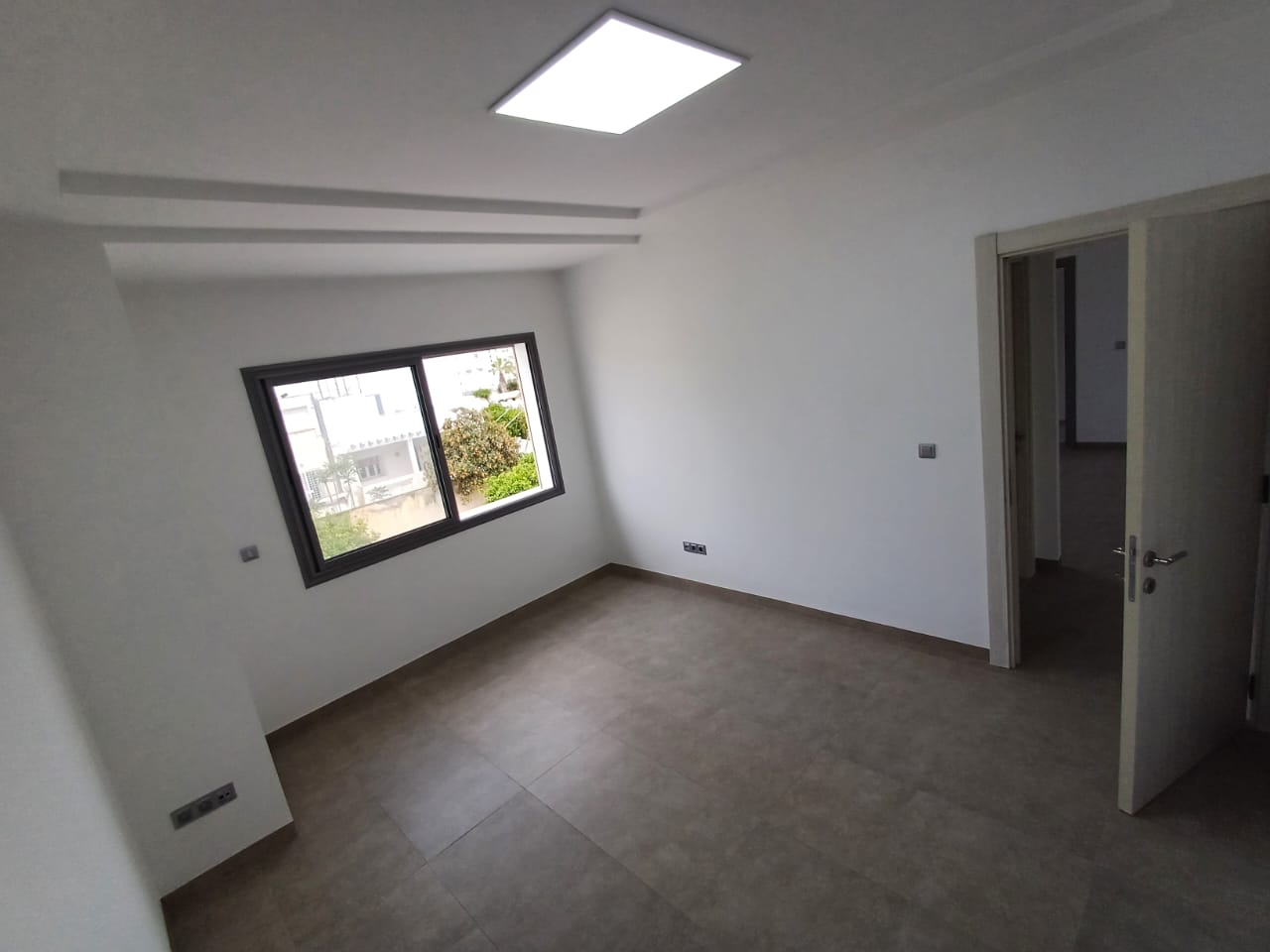 Your Ideal Workspace: 3-Room Office for Rent in Ariana