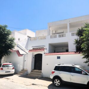Premier étage de Villa spacieux S+5 avec une terrasse à Mégrine coteaux