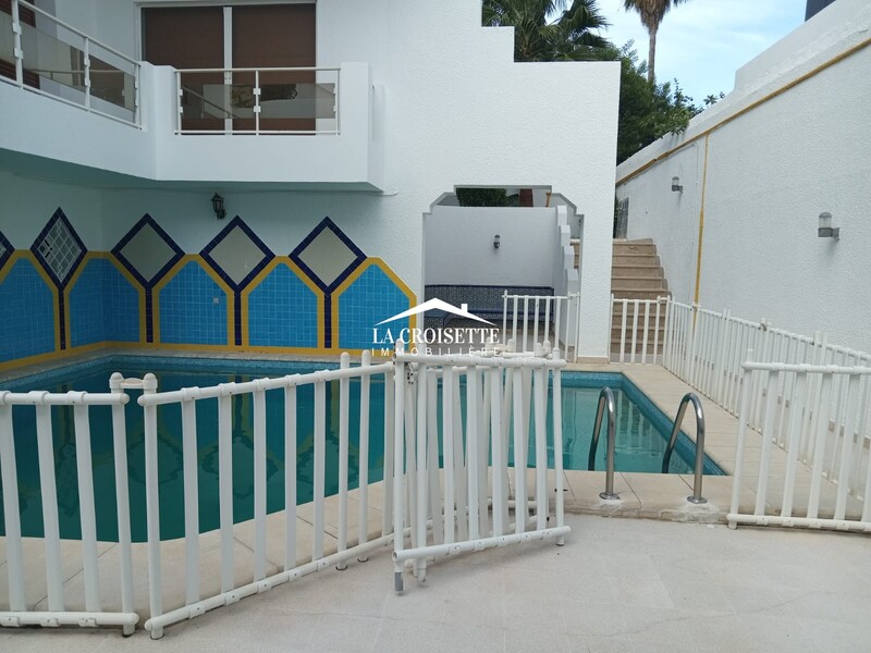 Villa S+4 avec piscine à La Marsa ZVL1599