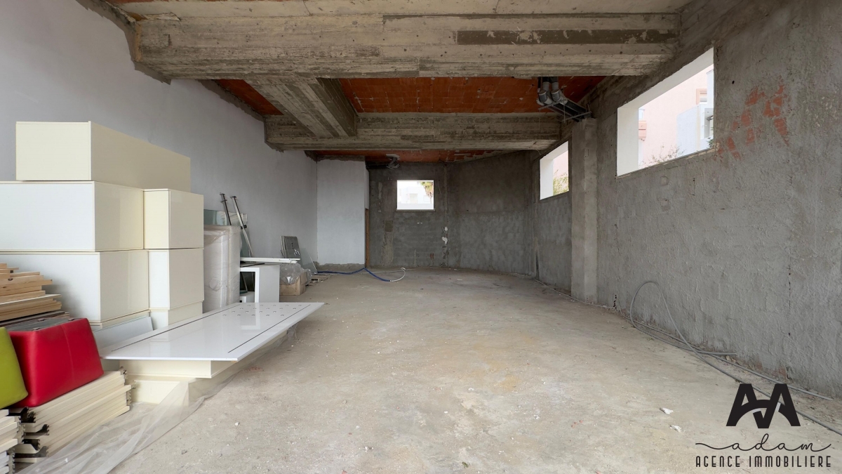 Local commercial de 112m²avec une facade de 8m à Nabeul