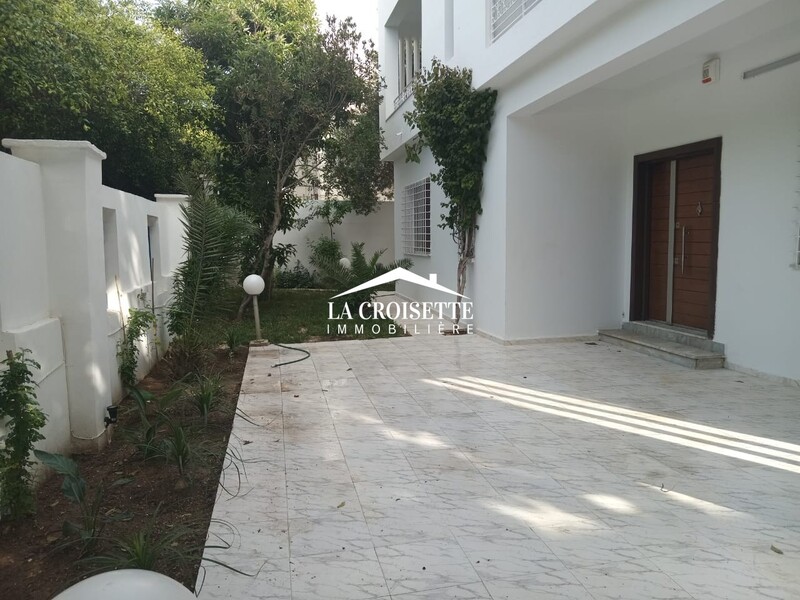 Villa S+5 à La Marsa ZVL1631