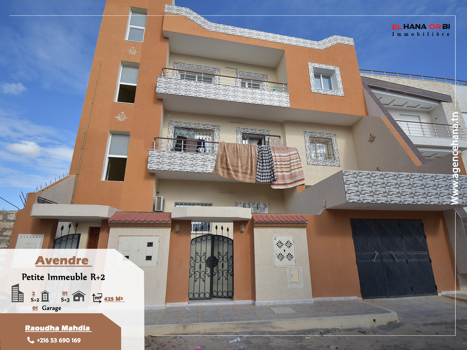 Petite Immeuble De Trois Appartements Avec Garage