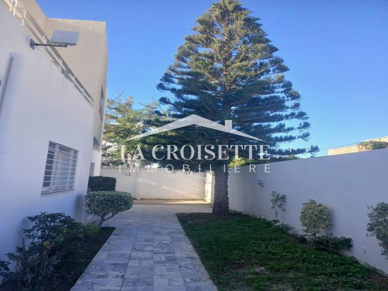 Villa S+6 et deux locaux commerciaux à Bhar Lazrek MVV0414