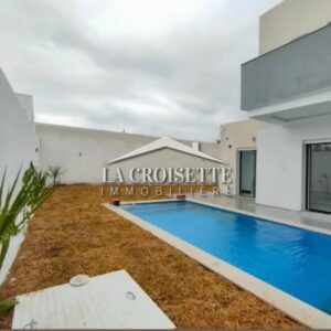 Villa S+4 avec piscine à La Soukra MVL1311