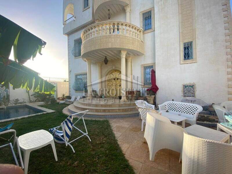 Villa S+5 avec piscine à La Soukra ZVV173