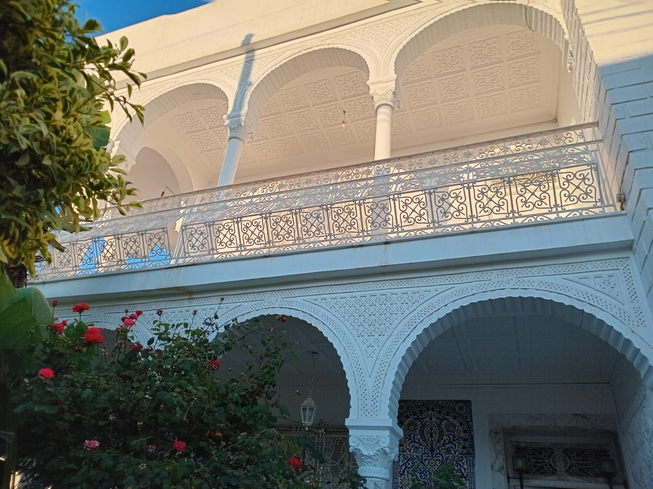 ÉTAGE DE VILLA D'UNE MAGNIFIQUE DEMEURE (UN TRÈS VASTE S+3) MUNI DE DEUX TÉRASSES À 5 MIN (À PIED) DE TUNIS DAUPHINE ET DE ROBERT DESNOS