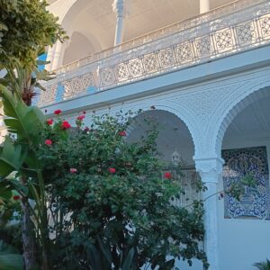 ÉTAGE DE VILLA D’UNE MAGNIFIQUE DEMEURE (UN TRÈS VASTE S+3) MUNI DE DEUX TÉRASSES À 5 MIN (À PIED) DE TUNIS DAUPHINE ET DE ROBERT DESNOS