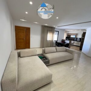 Prestigieux étage de villa sans meuble à Khezama Ouest