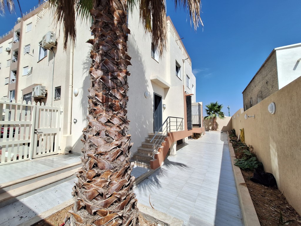 Triplex Rénové avec Terrasse à Cité El Ghazela, Ariana