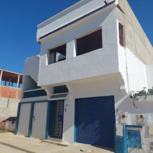 Maison R+1 récemment construite à Fouchena avec rez-de-chaussée aménagé et étage inachevé sur un terrain de 200 m²