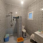 Photo-3 : Maison R+1 récemment construite à Fouchena avec rez-de-chaussée aménagé et étage inachevé sur un terrain de 200 m²