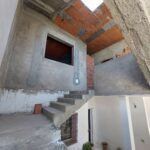 Photo-6 : Maison R+1 récemment construite à Fouchena avec rez-de-chaussée aménagé et étage inachevé sur un terrain de 200 m²